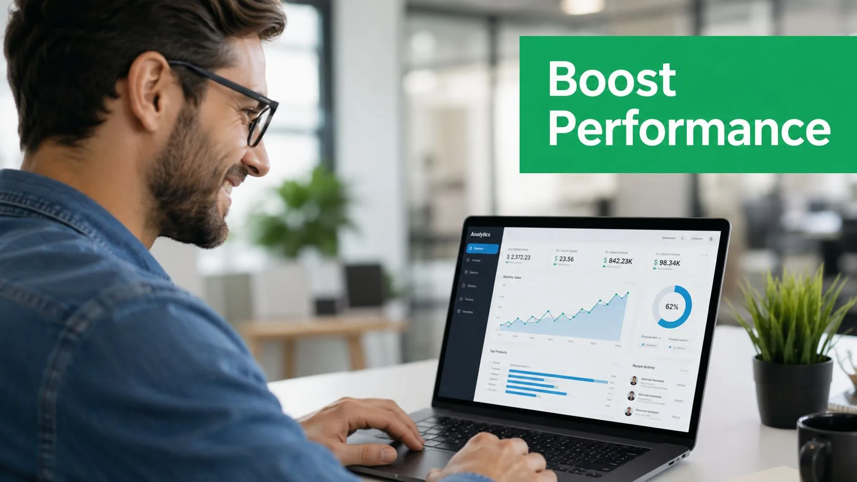 Ein lächelnder Profi, der an einem Laptop arbeitet, auf dem ein Business-Analytics-Dashboard in einem modernen Büro angezeigt wird.