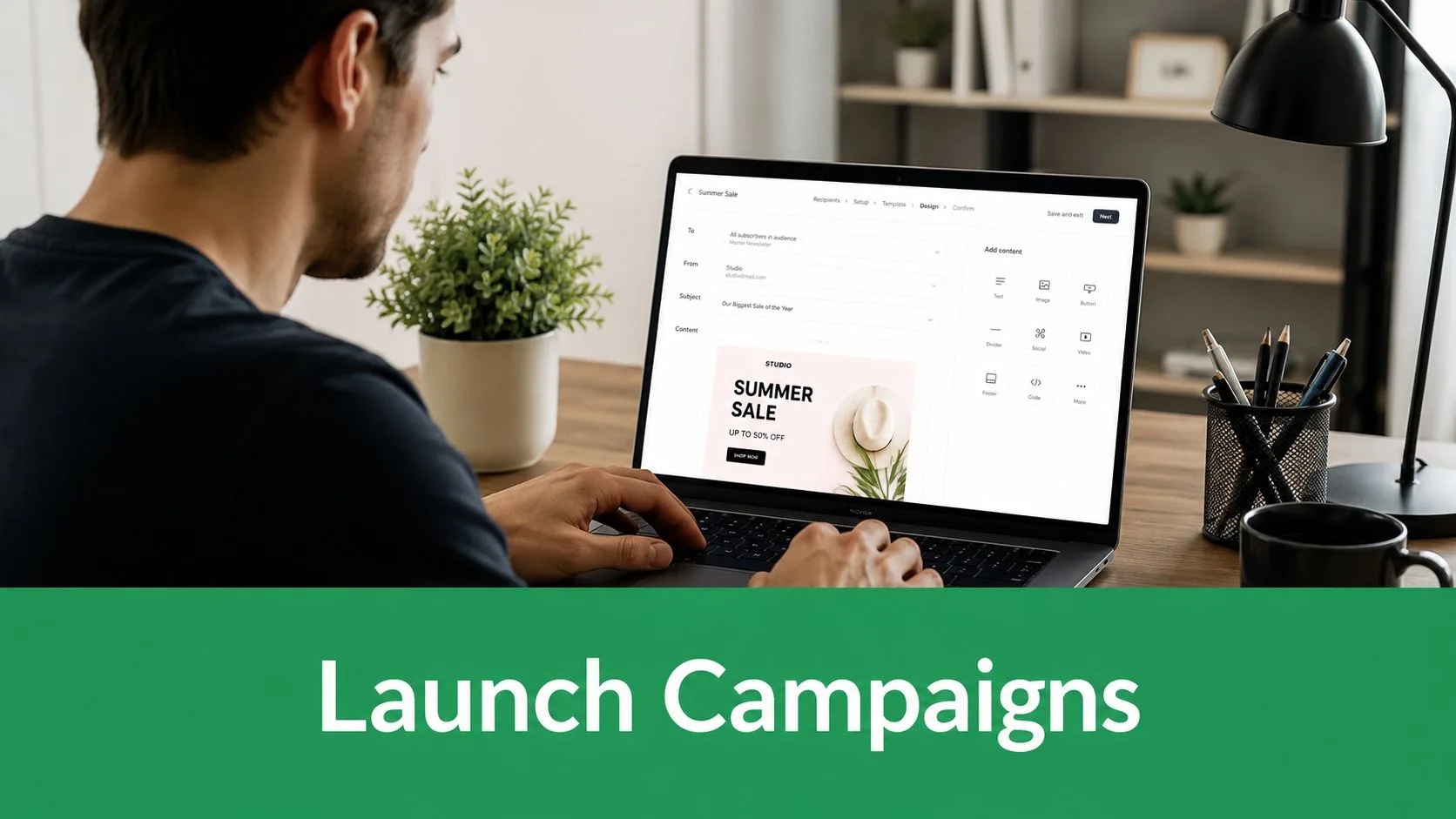 Een man die aan zijn laptop werkt terwijl hij een marketing-e-mailcampagne voor de zomeruitverkoop voor zijn bedrijf ontwerpt.