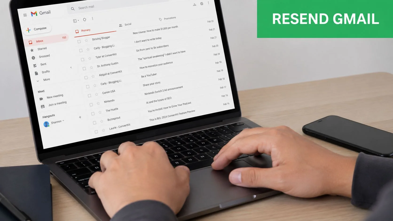 Una persona che scrive su un computer portatile che mostra una posta in arrivo di Gmail con diversi messaggi email.