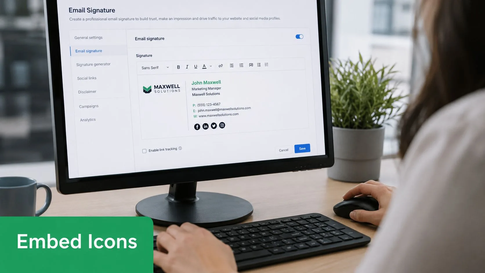 Eine professionelle Frau, die eine E-Mail-Signatur mit Social-Media-Icons auf einem Computerbildschirm im Büro bearbeitet.
